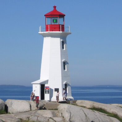 Ikonischer Leuchtturm an der wunderschönen Küste von Peggy's Cove, Nova Scotia, Kanada